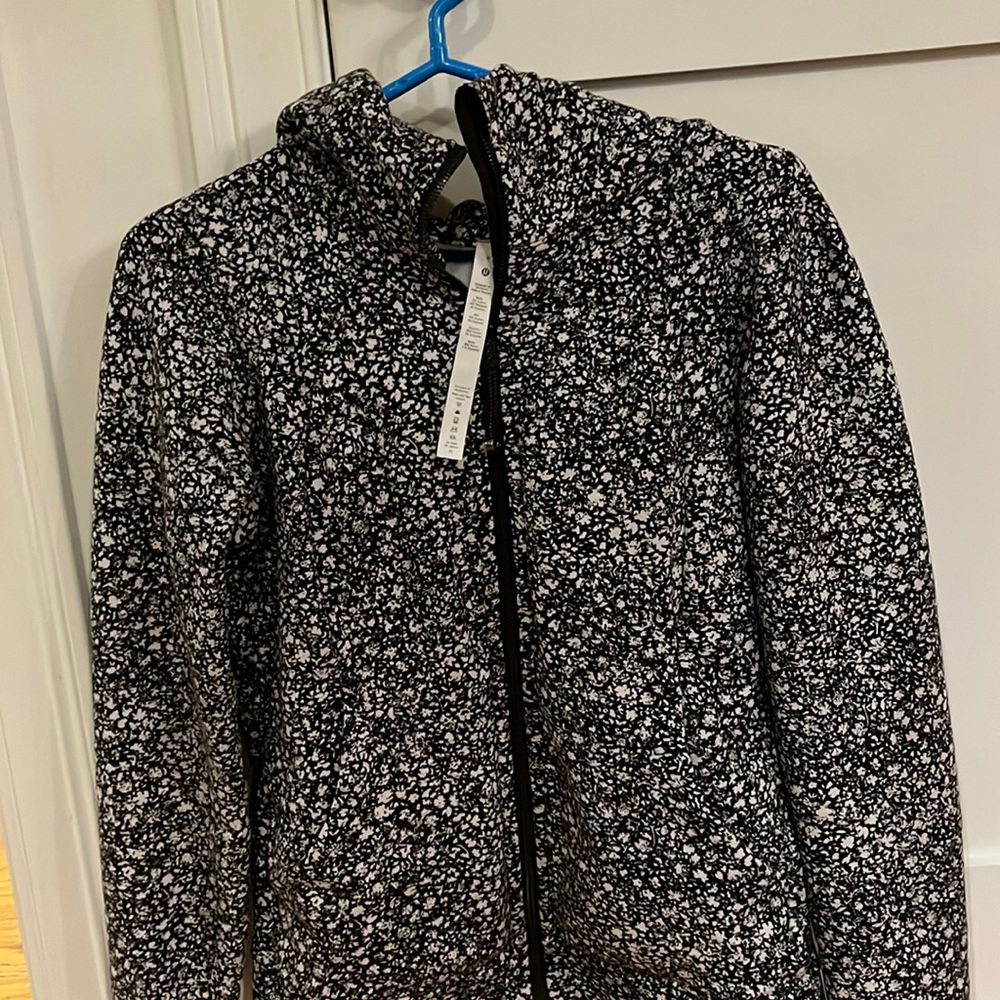 Lululemon woman’s sweatshirt size 8 in perfect condition